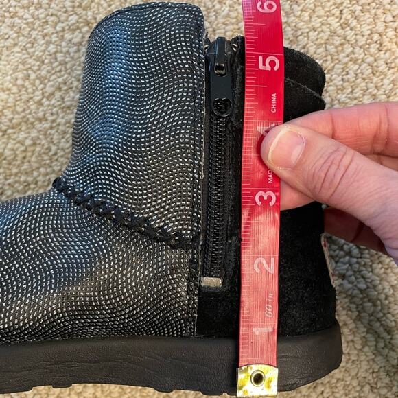 Ugg Girls JI Heart Ivy Short Mini Boots Suede Metallic Zip sz 4 Black 1010362 - Picture 15 of 17